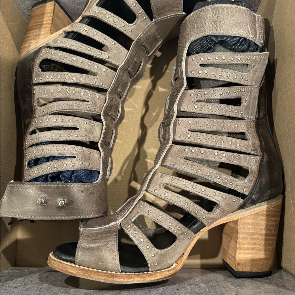 Freebird by Steven Lotus Sandals in Stone size 9